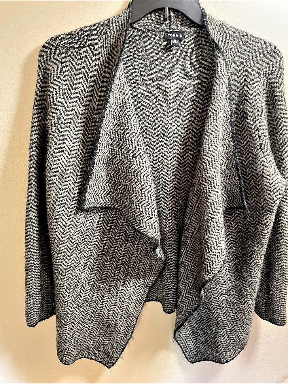 Torrid Black and Grey Chevron Print Open Front Drape Cardigan Size 2